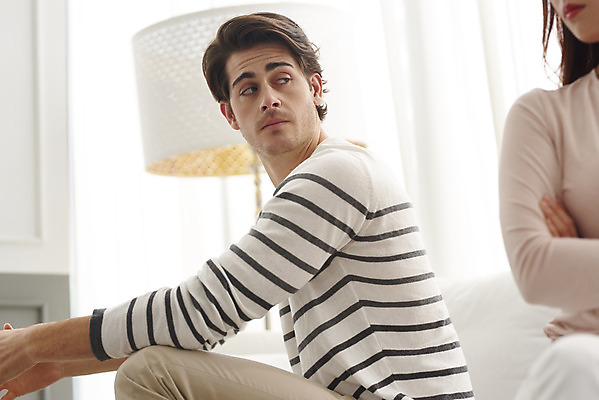 포토 JPG 서양인 외국인 부부 커플 여자 남자 커플라이프 거실 실내 앉기 상반신 20대 성인 두명 앞모습 옆모습 30대 한국인 싸움 다문화 부부싸움 갈등 노려봄 말다툼 국제결혼 부정적 부부라이프 성인만 국제커플 국내포토 라이프스타일 감정 뷰포인트 결혼 관계 모션 표정 사람 동양인 인종 청년 내부 장년 사회이슈 파일형식