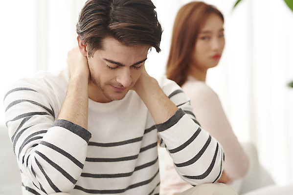 포토 JPG 서양인 외국인 부부 커플 여자 남자 커플라이프 거실 스트레스 실내 앉기 상반신 20대 성인 두명 앞모습 옆모습 아웃포커스 30대 한국인 싸움 다문화 부부싸움 갈등 말다툼 국제결혼 부정적 부부라이프 성인만 국제커플 국내포토 라이프스타일 감정 뷰포인트 결혼 관계 모션 촬영기법 사람 동양인 인종 청년 내부 장년 사회이슈 파일형식