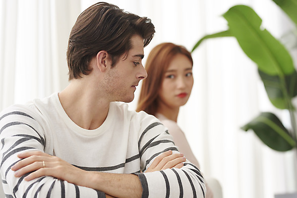 포토 JPG 서양인 외국인 부부 커플 여자 남자 커플라이프 거실 실내 앉기 상반신 20대 성인 두명 앞모습 옆모습 아웃포커스 30대 팔짱 한국인 싸움 다문화 부부싸움 갈등 말다툼 국제결혼 부정적 부부라이프 성인만 국제커플 국내포토 라이프스타일 감정 뷰포인트 결혼 관계 모션 촬영기법 사람 동양인 인종 청년 내부 장년 사회이슈 파일형식