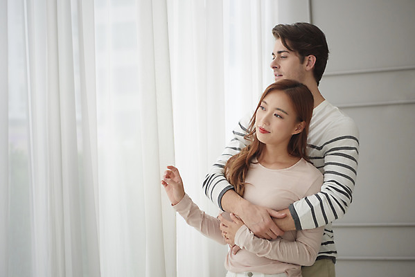 포토 JPG 서양인 외국인 부부 커플 여자 남자 행복 커플라이프 거실 안기 포옹 실내 서기 미소 상반신 20대 성인 두명 앞모습 30대 화목 다정 한국인 스킨십 즐거움 애정표현 다문화 백허그 국제결혼 부부라이프 성인만 국제커플 국내포토 라이프스타일 감정 뷰포인트 결혼 컨셉 관계 모션 표정 사람 동양인 인종 청년 내부 장년 표현 사회이슈 파일형식