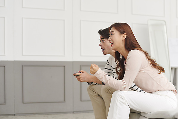 포토 JPG 서양인 외국인 부부 커플 여자 남자 행복 커플라이프 거실 응원 실내 미소 앉기 상반신 20대 성인 두명 옆모습 30대 화목 다정 기쁨 한국인 게임 게임기 집중 즐거움 다문화 국제결혼 부부라이프 성인만 국제커플 국내포토 라이프스타일 감정 뷰포인트 결혼 컨셉 관계 모션 놀이 표정 사람 동양인 인종 청년 내부 장년 사회이슈 파일형식