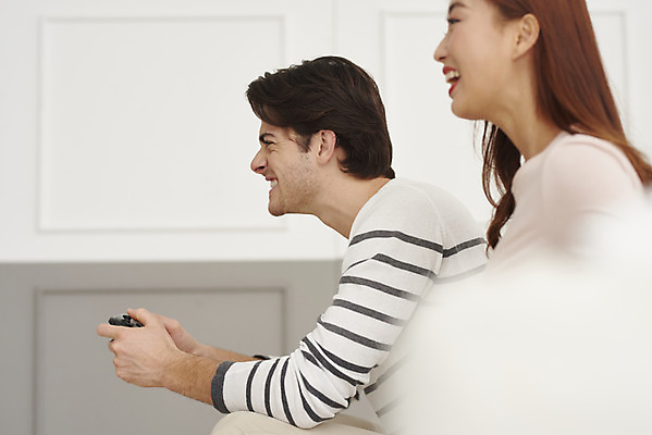 포토 JPG 서양인 외국인 부부 커플 여자 남자 행복 커플라이프 거실 응원 실내 미소 앉기 상반신 20대 성인 두명 옆모습 30대 화목 다정 기쁨 한국인 게임 게임기 집중 즐거움 다문화 국제결혼 부부라이프 성인만 국제커플 국내포토 라이프스타일 감정 뷰포인트 결혼 컨셉 관계 모션 놀이 표정 사람 동양인 인종 청년 내부 장년 사회이슈 파일형식