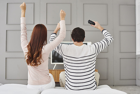 포토 JPG 서양인 외국인 부부 커플 여자 남자 행복 커플라이프 거실 실내 들기 앉기 상반신 20대 성인 두명 뒷모습 30대 화목 다정 기쁨 한국인 게임 게임기 즐거움 다문화 국제결혼 부부라이프 성인만 국제커플 국내포토 라이프스타일 감정 뷰포인트 결혼 컨셉 관계 모션 놀이 사람 동양인 인종 청년 내부 장년 사회이슈 파일형식