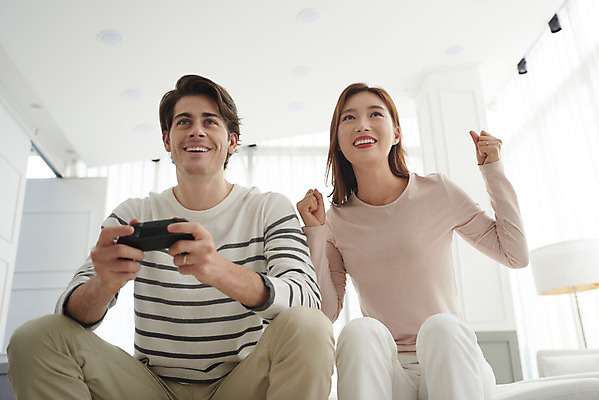 포토 JPG 서양인 외국인 부부 커플 여자 남자 행복 커플라이프 거실 응원 실내 미소 앉기 상반신 20대 성인 두명 앞모습 30대 파이팅 화목 다정 한국인 게임기 즐거움 다문화 국제결혼 부부라이프 성인만 국제커플 국내포토 라이프스타일 감정 뷰포인트 결혼 컨셉 관계 모션 표정 사람 동양인 인종 청년 내부 장년 사회이슈 파일형식