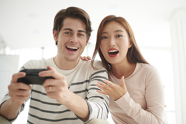 포토 JPG 서양인 외국인 부부 커플 여자 남자 행복 커플라이프 거실 실내 미소 앉기 상반신 20대 성인 두명 앞모습 30대 화목 다정 한국인 게임기 즐거움 다문화 국제결혼 부부라이프 성인만 국제커플 국내포토 라이프스타일 감정 뷰포인트 결혼 컨셉 관계 모션 표정 사람 동양인 인종 청년 내부 장년 사회이슈 파일형식