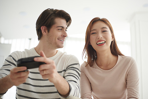 포토 JPG 서양인 외국인 부부 커플 여자 남자 행복 커플라이프 거실 실내 미소 앉기 상반신 20대 성인 두명 앞모습 30대 화목 다정 한국인 게임기 즐거움 다문화 국제결혼 부부라이프 성인만 국제커플 국내포토 라이프스타일 감정 뷰포인트 결혼 컨셉 관계 모션 표정 사람 동양인 인종 청년 내부 장년 사회이슈 파일형식