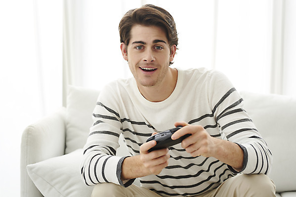 포토 JPG 서양인 외국인 남자 거실 휴식 실내 한명 미소 들기 앉기 상반신 성인 앞모습 30대 소파 게임 게임기 집중 즐거움 다문화 국제결혼 성인남자한명만 국내포토 1 감정 뷰포인트 결혼 컨셉 의자 모션 놀이 표정 사람 인종 내부 장년 사회이슈 남자한명만 성인남자만 파일형식