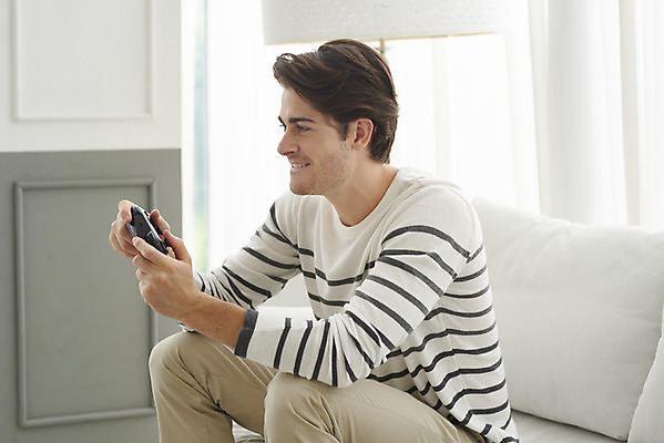 포토 JPG 서양인 외국인 남자 거실 휴식 실내 한명 미소 들기 앉기 상반신 성인 옆모습 30대 소파 게임 게임기 집중 즐거움 다문화 국제결혼 성인남자한명만 국내포토 1 감정 뷰포인트 결혼 컨셉 의자 모션 놀이 표정 사람 인종 내부 장년 사회이슈 남자한명만 성인남자만 파일형식