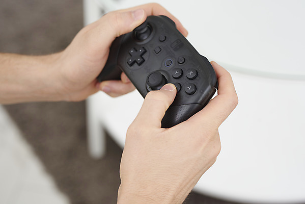 포토 JPG 서양인 외국인 손 남자 거실 휴식 실내 한명 들기 성인 신체부위 30대 게임 게임기 즐거움 다문화 국제결혼 성인남자한명만 국내포토 1 감정 결혼 컨셉 모션 놀이 사람 인종 내부 장년 사회이슈 남자한명만 성인남자만 파일형식