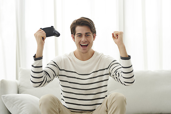 포토 JPG 서양인 외국인 남자 거실 휴식 실내 한명 미소 들기 앉기 상반신 성인 앞모습 30대 소파 파이팅 기쁨 게임 게임기 즐거움 다문화 국제결혼 성인남자한명만 국내포토 1 감정 뷰포인트 결혼 컨셉 의자 모션 놀이 표정 사람 인종 내부 장년 사회이슈 남자한명만 성인남자만 파일형식