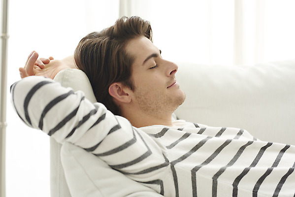 포토 JPG 서양인 외국인 남자 거실 휴식 실내 한명 미소 상반신 성인 옆모습 30대 소파 눕기 눈감음 잠 편안함 다문화 국제결혼 성인남자한명만 국내포토 1 뷰포인트 결혼 컨셉 의자 모션 표정 사람 인종 내부 장년 감각 사회이슈 남자한명만 성인남자만 파일형식