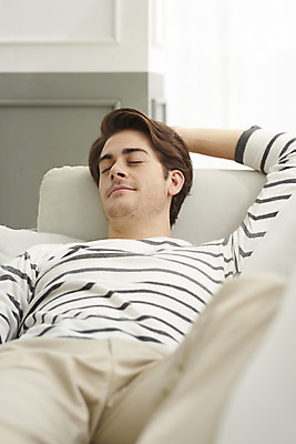 포토 JPG 서양인 외국인 남자 거실 휴식 실내 한명 미소 상반신 성인 앞모습 30대 소파 눕기 눈감음 잠 편안함 다문화 국제결혼 성인남자한명만 국내포토 1 뷰포인트 결혼 컨셉 의자 모션 표정 사람 인종 내부 장년 감각 사회이슈 남자한명만 성인남자만 파일형식