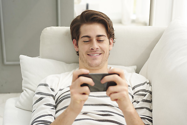 포토 JPG 서양인 외국인 남자 거실 휴식 실내 한명 미소 들기 상반신 성인 앞모습 30대 스마트폰 소파 눕기 게임 편안함 다문화 국제결혼 성인남자한명만 국내포토 1 뷰포인트 결혼 컨셉 의자 모션 놀이 표정 사람 인종 내부 장년 핸드폰 스마트기기 감각 사회이슈 남자한명만 성인남자만 파일형식