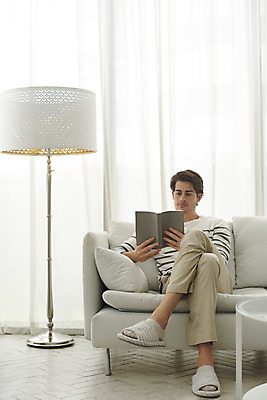 포토 JPG 전신 서양인 외국인 남자 여유 거실 휴식 실내 한명 들기 앉기 성인 취미 앞모습 책 30대 소파 독서 편안함 집중 다문화 국제결혼 성인남자한명만 국내포토 1 감정 뷰포인트 결혼 컨셉 의자 모션 사람 인종 내부 장년 감각 사회이슈 남자한명만 성인남자만 파일형식