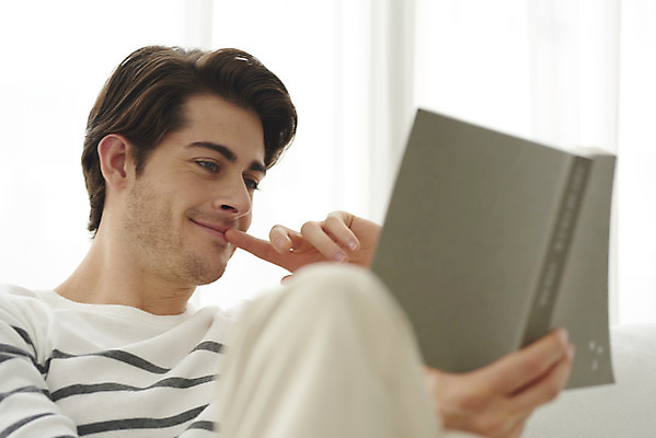 포토 JPG 서양인 외국인 남자 여유 거실 휴식 실내 한명 미소 들기 앉기 상반신 성인 취미 옆모습 책 30대 소파 독서 편안함 집중 다문화 국제결혼 성인남자한명만 국내포토 1 감정 뷰포인트 결혼 컨셉 의자 모션 표정 사람 인종 내부 장년 감각 사회이슈 남자한명만 성인남자만 파일형식