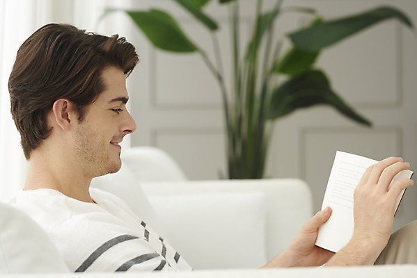 포토 JPG 서양인 외국인 남자 여유 거실 휴식 실내 한명 들기 앉기 상반신 성인 취미 옆모습 책 30대 소파 독서 편안함 집중 다문화 국제결혼 성인남자한명만 국내포토 1 감정 뷰포인트 결혼 컨셉 의자 모션 사람 인종 내부 장년 감각 사회이슈 남자한명만 성인남자만 파일형식