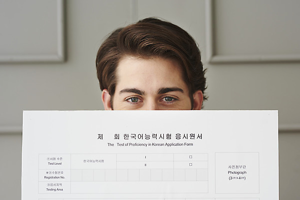 포토 JPG 서양인 외국인 남자 얼굴 거실 실내 한명 들기 성인 한글 신체부위 30대 시험 다문화 평가 국제결혼 자격증 성인남자한명만 국내포토 문자 1 교육 결혼 모션 사람 인종 내부 장년 사회이슈 증명서 남자한명만 성인남자만 파일형식