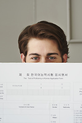 포토 JPG 서양인 외국인 남자 얼굴 거실 실내 한명 들기 성인 한글 신체부위 30대 시험 다문화 평가 국제결혼 자격증 성인남자한명만 국내포토 문자 1 교육 결혼 모션 사람 인종 내부 장년 사회이슈 증명서 남자한명만 성인남자만 파일형식