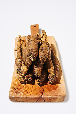 포토 JPG 스튜디오촬영 채소 식재료 실내 사람없음 쌓기 여러개 신선 흰배경 유기농 나무도마 더덕 자연산 제철 제철음식 국내포토 웰빙 음식 다수 백그라운드 모션 자연 도마 내부 목재 흰색 파일형식