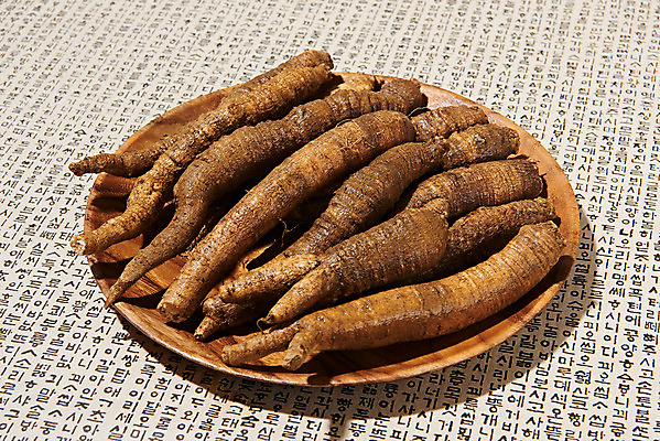 포토 JPG 스튜디오촬영 채소 식재료 실내 한글 사람없음 여러개 신선 유기농 한지배경 나무접시 더덕 자연산 제철 제철음식 국내포토 문자 접시 웰빙 음식 다수 백그라운드 자연 내부 파일형식