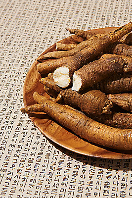 포토 JPG 스튜디오촬영 채소 식재료 단면 실내 한글 사람없음 여러개 신선 유기농 한지배경 나무접시 더덕 자연산 제철 제철음식 국내포토 문자 접시 웰빙 음식 다수 백그라운드 자연 내부 파일형식