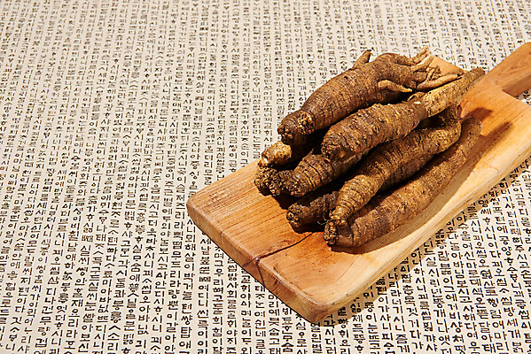 포토 JPG 스튜디오촬영 채소 식재료 실내 한글 사람없음 쌓기 여러개 신선 유기농 한지배경 나무도마 더덕 자연산 제철 제철음식 국내포토 문자 웰빙 음식 다수 백그라운드 모션 자연 도마 내부 목재 파일형식