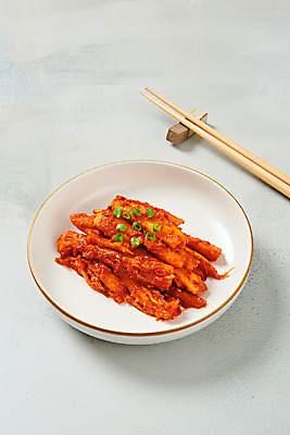 포토 JPG 스튜디오촬영 접시 젓가락 회색배경 반찬 실내 사람없음 더덕 더덕무침 젓가락받침대 국내포토 식기 음식 백그라운드 수저 내부 회색 무침 수저받침대 파일형식