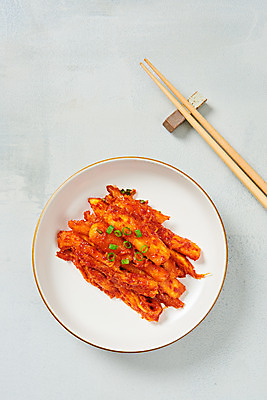 포토 JPG 스튜디오촬영 접시 채소 젓가락 회색배경 반찬 실내 사람없음 하이앵글 신선 더덕 더덕무침 젓가락받침대 플랫레이 국내포토 식기 음식 뷰포인트 백그라운드 수저 내부 회색 플랫 무침 수저받침대 파일형식