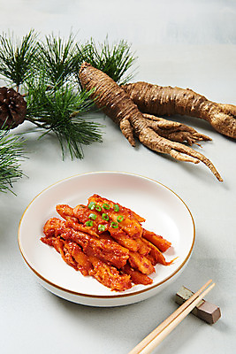 포토 JPG 스튜디오촬영 접시 채소 식재료 회색배경 반찬 실내 사람없음 여러개 신선 유기농 솔방울 솔잎 곰솔나무 더덕 더덕무침 자연산 국내포토 나무 식기 웰빙 음식 다수 백그라운드 잎 자연 내부 회색 무침 파일형식