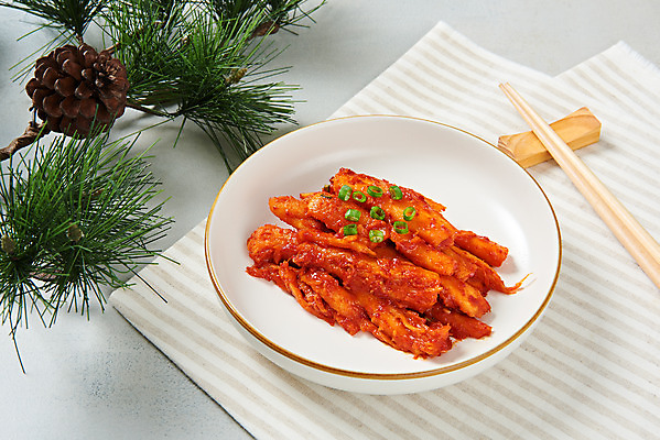 포토 JPG 스튜디오촬영 접시 채소 젓가락 회색배경 반찬 실내 사람없음 식탁보 솔방울 솔잎 더덕 더덕무침 젓가락받침대 국내포토 식기 음식 백그라운드 잎 수저 내부 회색 무침 수저받침대 파일형식