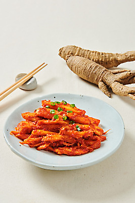 포토 JPG 스튜디오촬영 접시 채소 식재료 젓가락 반찬 실내 사람없음 신선 유기농 더덕 더덕무침 자연산 젓가락받침대 베이지색배경 국내포토 식기 웰빙 음식 백그라운드 자연 수저 내부 무침 베이지색 수저받침대 파일형식