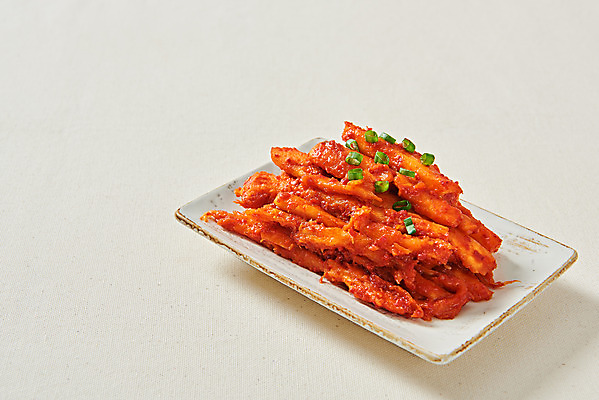 포토 JPG 스튜디오촬영 접시 채소 반찬 실내 사람없음 신선 더덕 더덕무침 베이지색배경 국내포토 식기 음식 백그라운드 내부 무침 베이지색 파일형식