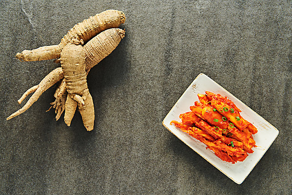 포토 JPG 스튜디오촬영 접시 채소 식재료 회색배경 반찬 실내 사람없음 하이앵글 신선 유기농 더덕 더덕무침 자연산 플랫레이 국내포토 식기 웰빙 음식 뷰포인트 백그라운드 자연 내부 회색 플랫 무침 파일형식