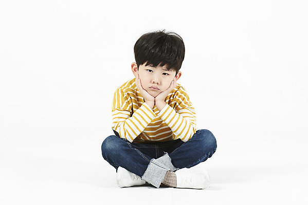 포토 JPG 스튜디오촬영 전신 어린이교육 남자 어린이 스트레스 실내 한명 누끼 앉기 소년 앞모습 턱괴기 한국인 슬픔 고민 흰배경 왕따 우울감 소년한명만 국내포토 1 교육 감정 뷰포인트 백그라운드 모션 사람 동양인 내부 흰색 남자한명만 소년만 파일형식