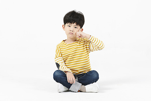 포토 JPG 스튜디오촬영 전신 어린이교육 남자 어린이 생각 스트레스 실내 한명 누끼 앉기 소년 앞모습 한국인 고민 흰배경 소년한명만 국내포토 1 교육 감정 뷰포인트 백그라운드 모션 사람 동양인 내부 흰색 남자한명만 소년만 파일형식