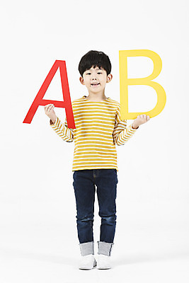 포토 JPG 스튜디오촬영 전신 알파벳 영어 어린이교육 남자 어린이 실내 영어교육 한명 서기 미소 들기 누끼 소년 앞모습 한국인 흰배경 조기교육 유학 소년한명만 국내포토 문자 1 교육 뷰포인트 백그라운드 모션 표정 사람 동양인 내부 흰색 남자한명만 소년만 파일형식