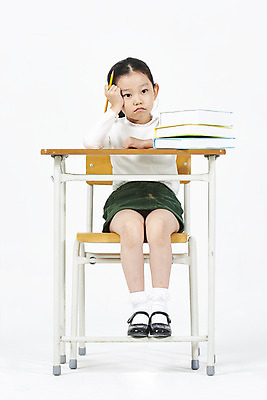 포토 JPG 스튜디오촬영 전신 여자 어린이교육 어린이 실내 피곤 한명 누끼 앉기 소녀 앞모습 책 연필 한국인 책상 고민 흰배경 소녀한명만 국내포토 1 교육 감정 뷰포인트 가구 백그라운드 컨셉 모션 학용품 사람 동양인 내부 필기구 흰색 여자한명만 소녀만 파일형식