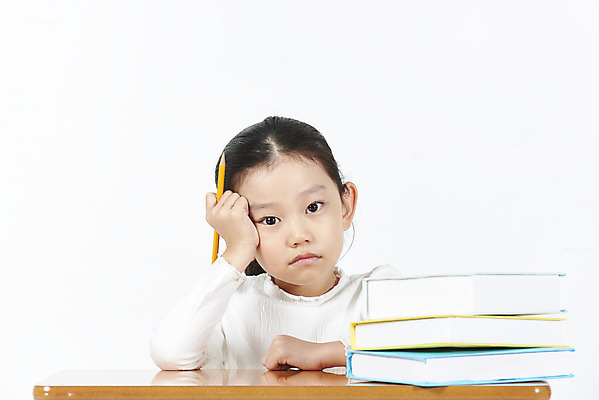 포토 JPG 스튜디오촬영 여자 어린이교육 어린이 실내 피곤 한명 누끼 앉기 소녀 상반신 앞모습 책 연필 한국인 책상 고민 흰배경 소녀한명만 국내포토 1 교육 감정 뷰포인트 가구 백그라운드 컨셉 모션 학용품 사람 동양인 내부 필기구 흰색 여자한명만 소녀만 파일형식