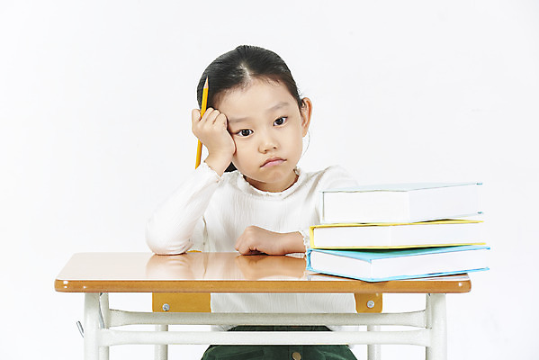 포토 JPG 스튜디오촬영 여자 어린이교육 어린이 실내 피곤 한명 누끼 앉기 소녀 상반신 앞모습 책 연필 한국인 책상 고민 흰배경 소녀한명만 국내포토 1 교육 감정 뷰포인트 가구 백그라운드 컨셉 모션 학용품 사람 동양인 내부 필기구 흰색 여자한명만 소녀만 파일형식