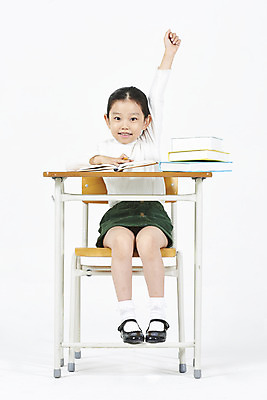 포토 JPG 스튜디오촬영 전신 여자 어린이교육 어린이 수업 실내 한명 미소 누끼 앉기 소녀 앞모습 책 손들기 한국인 발표 질문 집중 책상 흰배경 우등생 소녀한명만 국내포토 1 학생 교육 뷰포인트 가구 백그라운드 컨셉 모션 표정 사람 동양인 내부 흰색 여자한명만 소녀만 파일형식