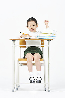 포토 JPG 스튜디오촬영 전신 여자 어린이교육 어린이 교실 수업 실내 한명 미소 누끼 앉기 소녀 앞모습 책 손들기 한국인 발표 질문 집중 책상 흰배경 우등생 소녀한명만 국내포토 1 학생 교육 뷰포인트 가구 백그라운드 컨셉 학교 모션 표정 사람 동양인 내부 흰색 여자한명만 소녀만 파일형식