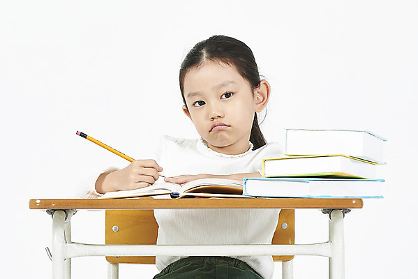 포토 JPG 스튜디오촬영 여자 어린이교육 어린이 교실 실내 피곤 한명 누끼 앉기 소녀 상반신 앞모습 책 연필 한국인 짜증 책상 고민 흰배경 소녀한명만 국내포토 1 교육 감정 뷰포인트 가구 백그라운드 컨셉 학교 모션 학용품 사람 동양인 내부 필기구 흰색 여자한명만 소녀만 파일형식