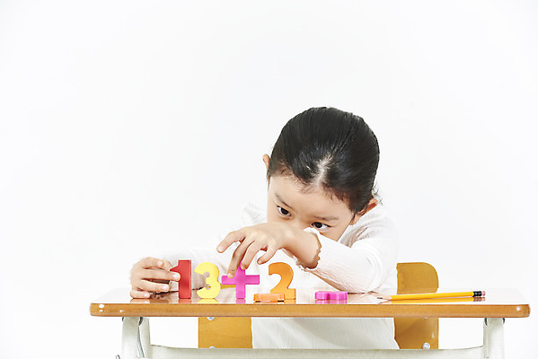 포토 JPG 스튜디오촬영 여자 어린이교육 어린이 교실 실내 한명 누끼 앉기 소녀 상반신 앞모습 숫자 한국인 수학 덧셈 책상 흰배경 수학교육 문제풀이 수학기호 소녀한명만 국내포토 문자 1 기호 교육 뷰포인트 가구 백그라운드 교과목 학교 모션 사람 동양인 내부 흰색 여자한명만 소녀만 파일형식