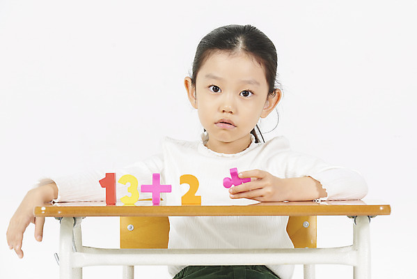 포토 JPG 스튜디오촬영 여자 어린이교육 어린이 교실 실내 한명 누끼 앉기 소녀 상반신 앞모습 숫자 한국인 수학 덧셈 책상 흰배경 수학교육 문제풀이 수학기호 소녀한명만 국내포토 문자 1 기호 교육 뷰포인트 가구 백그라운드 교과목 학교 모션 사람 동양인 내부 흰색 여자한명만 소녀만 파일형식