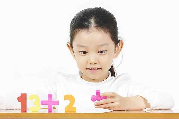 포토 JPG 스튜디오촬영 여자 어린이교육 어린이 교실 실내 한명 미소 누끼 앉기 소녀 상반신 앞모습 숫자 한국인 수학 덧셈 책상 흰배경 수학교육 문제풀이 수학기호 소녀한명만 국내포토 문자 1 기호 교육 뷰포인트 가구 백그라운드 교과목 학교 모션 표정 사람 동양인 내부 흰색 여자한명만 소녀만 파일형식