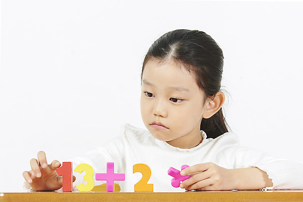 포토 JPG 스튜디오촬영 여자 어린이교육 어린이 교실 실내 한명 누끼 앉기 소녀 상반신 앞모습 숫자 한국인 수학 덧셈 집중 책상 흰배경 수학교육 문제풀이 수학기호 소녀한명만 국내포토 문자 1 기호 교육 뷰포인트 가구 백그라운드 컨셉 교과목 학교 모션 사람 동양인 내부 흰색 여자한명만 소녀만 파일형식