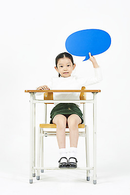 포토 JPG 스튜디오촬영 전신 여자 어린이교육 어린이 말풍선 교실 실내 한명 들기 누끼 앉기 소녀 앞모습 한국인 발표 질문 책상 흰배경 소녀한명만 국내포토 1 교육 뷰포인트 가구 백그라운드 학교 모션 사람 동양인 내부 흰색 여자한명만 소녀만 파일형식