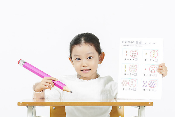 포토 JPG 스튜디오촬영 여자 어린이교육 어린이 교실 실내 한명 미소 들기 누끼 앉기 소녀 상반신 앞모습 연필 한국인 수학 책상 흰배경 시험지 수학교육 문제풀이 소녀한명만 국내포토 1 교육 뷰포인트 가구 백그라운드 교과목 학교 모션 학용품 표정 사람 동양인 내부 필기구 흰색 여자한명만 소녀만 파일형식