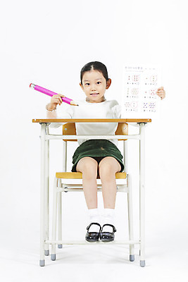 포토 JPG 스튜디오촬영 전신 여자 어린이교육 어린이 교실 실내 한명 미소 들기 누끼 앉기 소녀 앞모습 연필 한국인 수학 책상 흰배경 시험지 수학교육 문제풀이 소녀한명만 국내포토 1 교육 뷰포인트 가구 백그라운드 교과목 학교 모션 학용품 표정 사람 동양인 내부 필기구 흰색 여자한명만 소녀만 파일형식