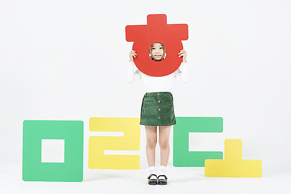포토 JPG 스튜디오촬영 전신 여자 어린이교육 어린이 실내 한명 서기 누끼 소녀 한글 훈민정음 앞모습 한국인 흰배경 한글교육 국어교육 소녀한명만 국내포토 문자 1 한국전통 교육 뷰포인트 백그라운드 모션 사람 동양인 내부 흰색 여자한명만 소녀만 파일형식